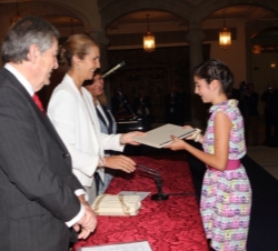 Doña Elena hace entrega del segundo premio a la alumna del Colegio La Miranda, Frida Casaramona